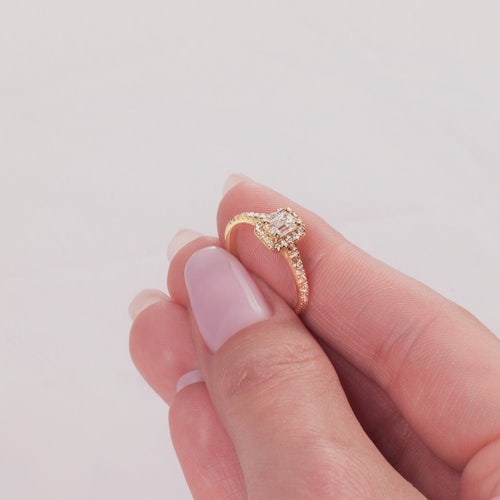 Pierścionek zaręczynowy SAVICKI: żółte złoto, biały szafir z diamentami